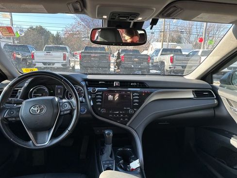 Used 2020 Toyota Camry SE w/ Sunroof Package image 12