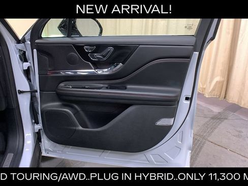 Used 2025 Lincoln Corsair Grand Touring w/ Towing Package AWD/4WD image 11