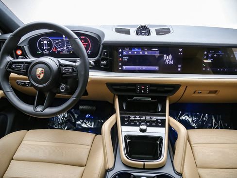 Certified 2025 Porsche Cayenne Coupe AWD/4WD image 16