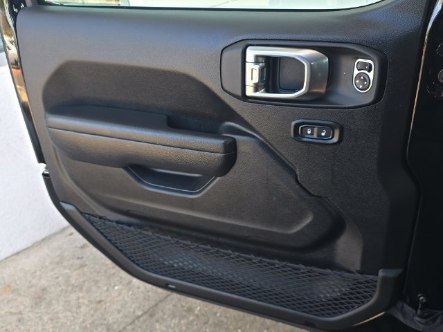 Certified 2025 Jeep Wrangler Unlimited Rubicon w/ Convenience Group AWD/4WD image 18