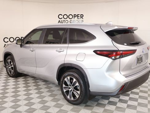 Used 2024 Toyota Highlander XLE FWD image 24