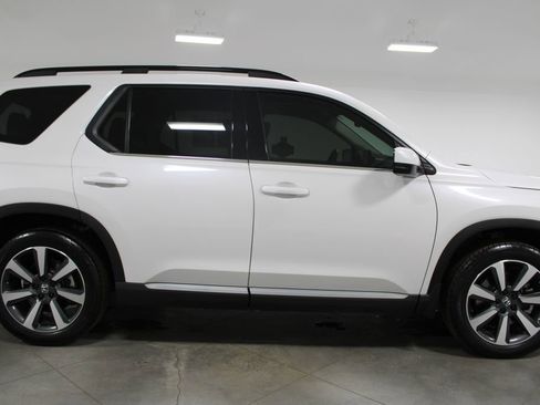 Used 2025 Honda Pilot Touring image 11