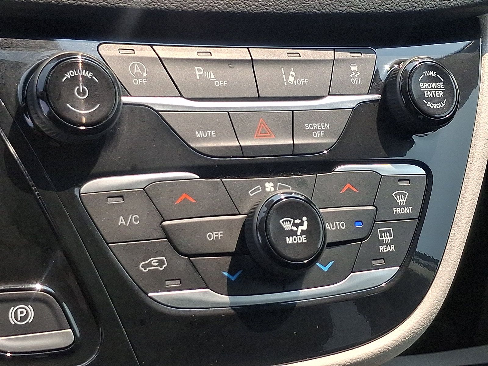 Used 2024 Chrysler Pacifica Touring-L FWD image 17