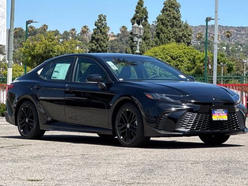 New 2026 Toyota Camry SE FWD image 1