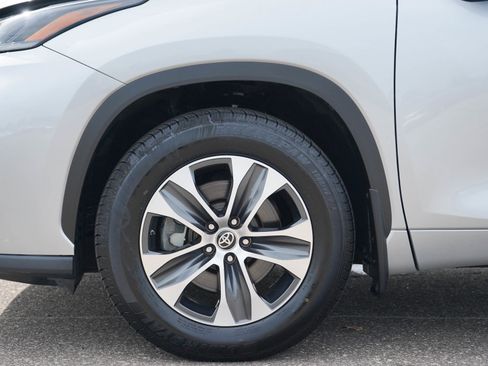 Used 2021 Toyota Highlander XLE AWD/4WD image 28