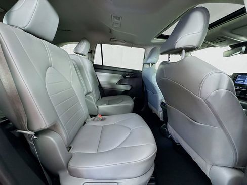 Used 2020 Toyota Highlander XLE image 31