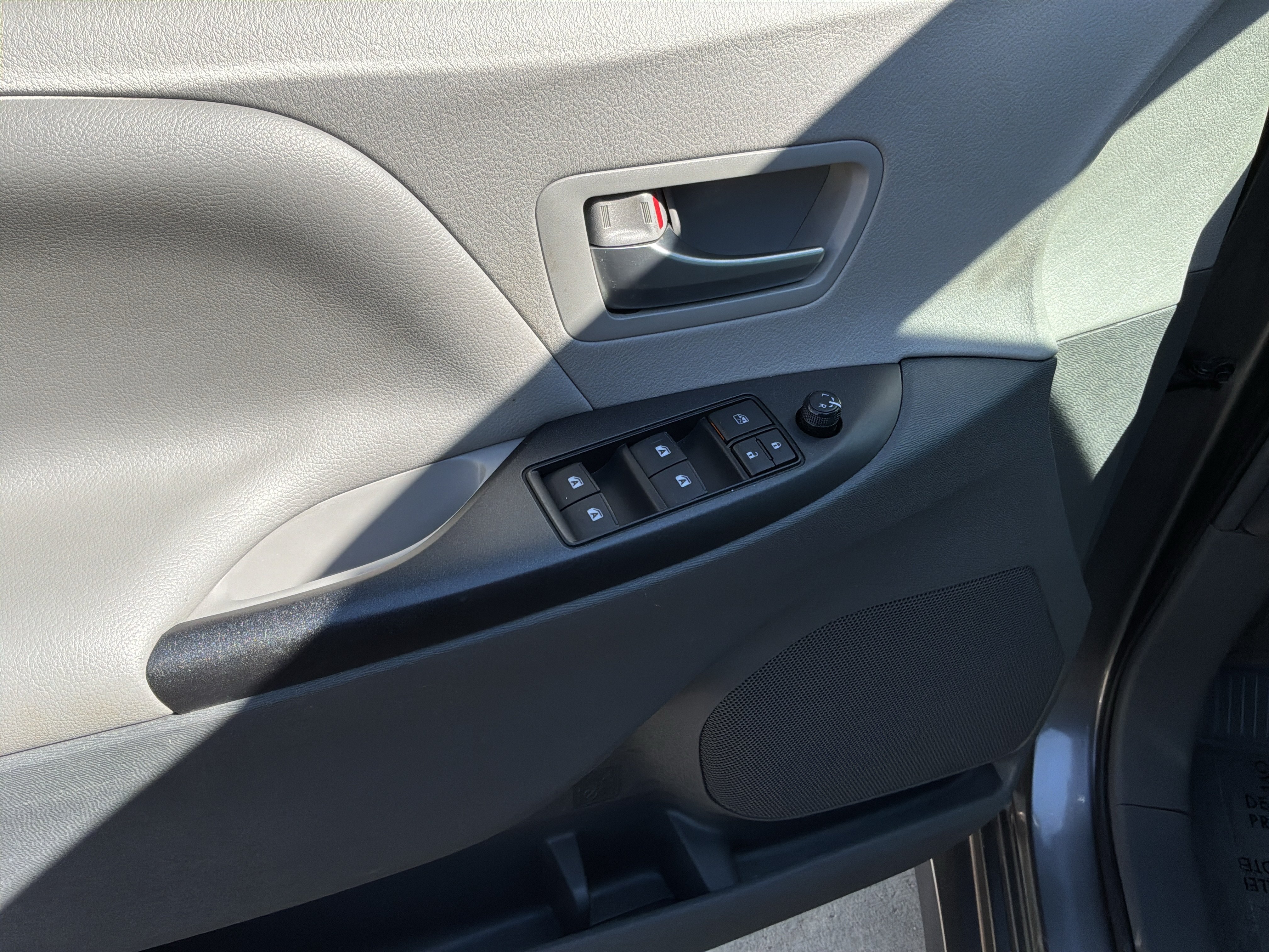 Used 2019 Toyota Sienna LE FWD image 15