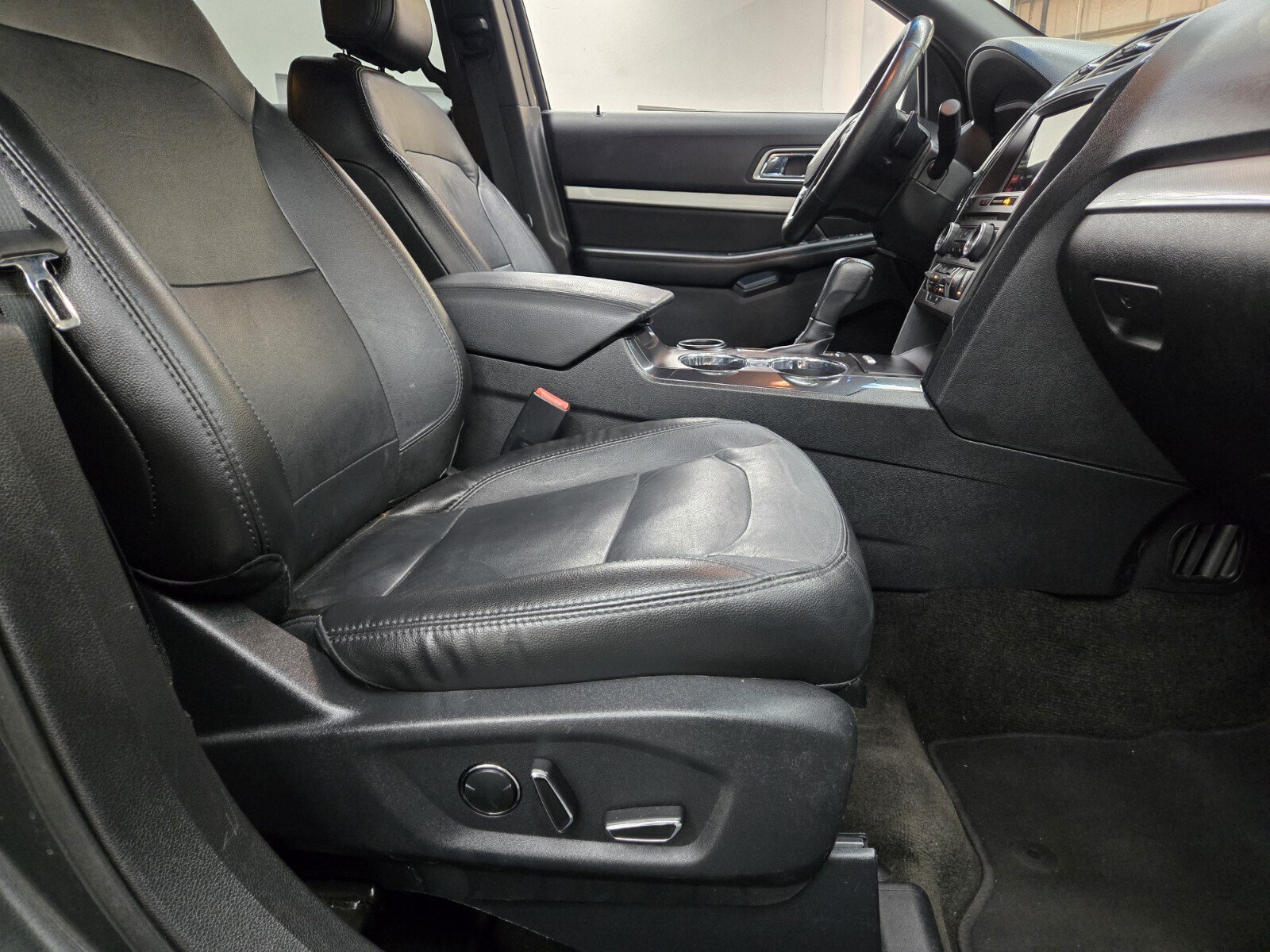 Used 2017 Ford Explorer XLT w/ Equipment Group 202A FWD image 13