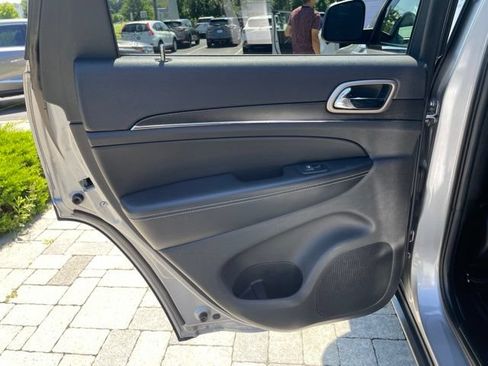 Used 2017 Jeep Grand Cherokee Limited w/ Luxury Group II AWD/4WD image 23