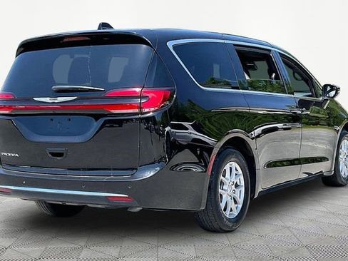 Used 2025 Chrysler Pacifica Select FWD image 5