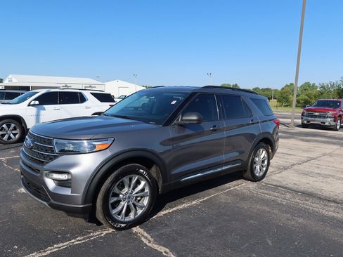 Used 2022 Ford Explorer XLT w/ Equipment Group 202A image 2