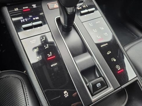 Used 2024 Porsche Macan AWD/4WD image 27