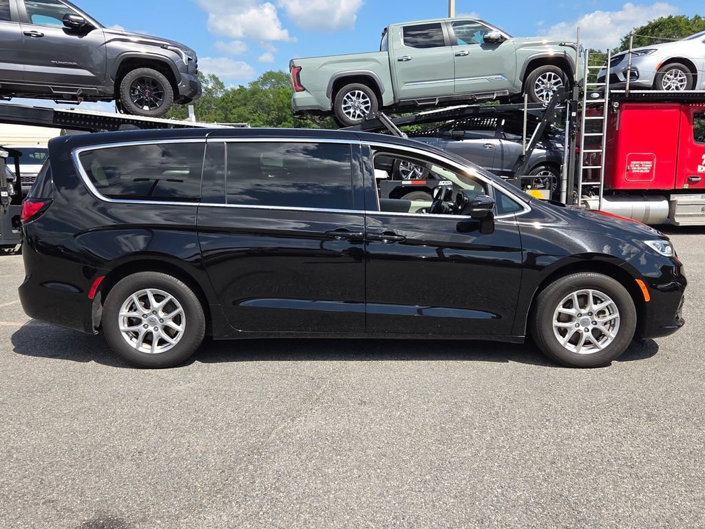 Used 2024 Chrysler Pacifica Touring-L FWD image 12