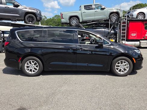Used 2024 Chrysler Pacifica Touring-L FWD image 12