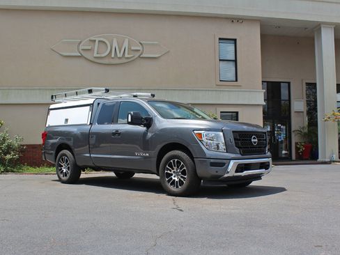 Used 2023 Nissan Titan SV w/ SV Utility Package image 4