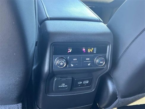 Certified 2022 GMC Acadia SLT w/ Elevation Edition image 17