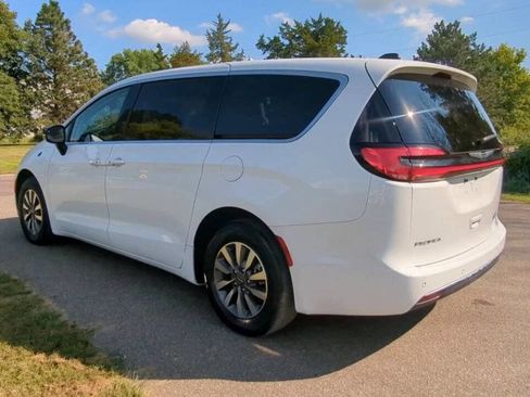 Used 2024 Chrysler Pacifica Limited image 3