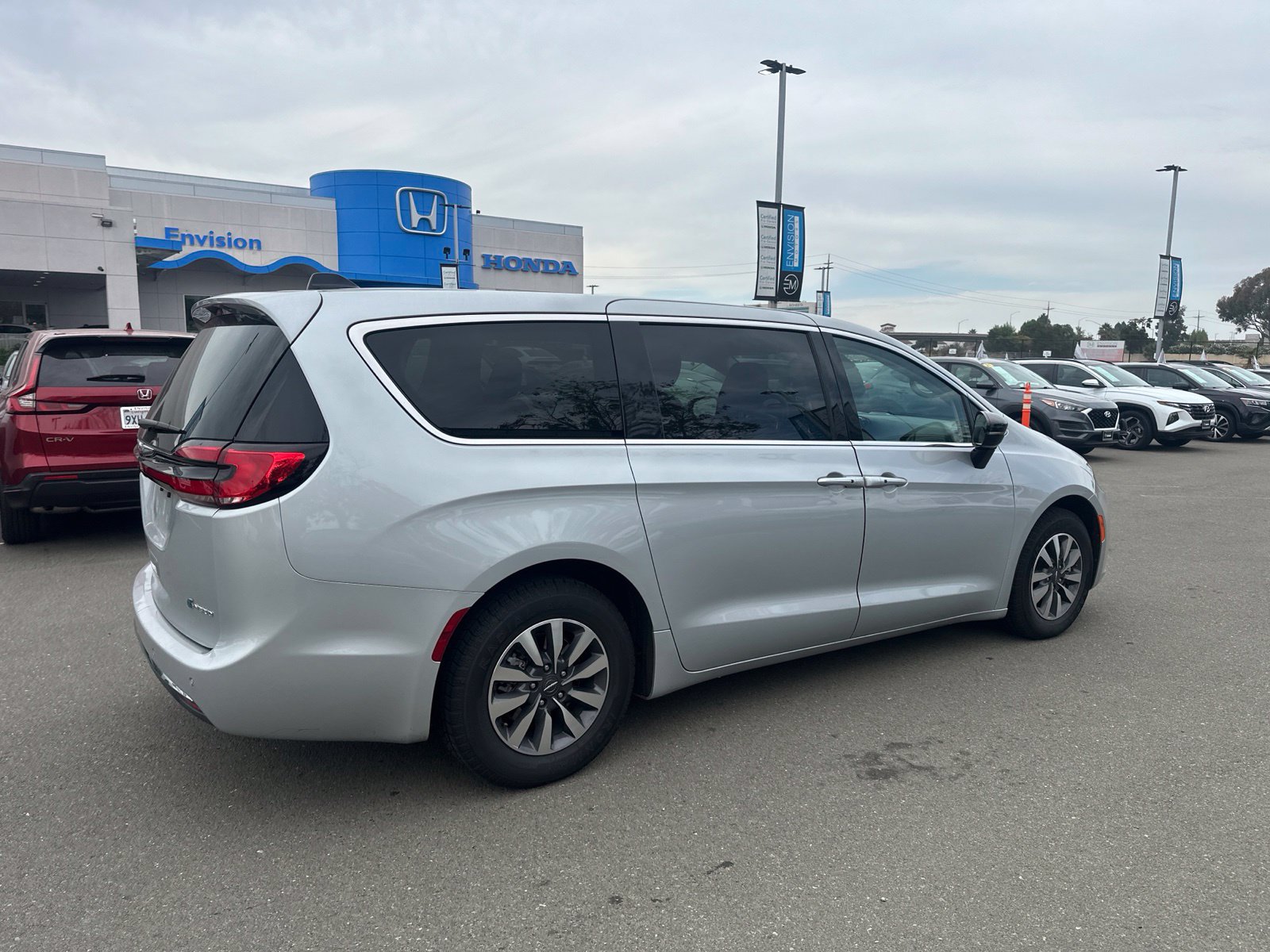Used 2024 Chrysler Pacifica Limited FWD image 3