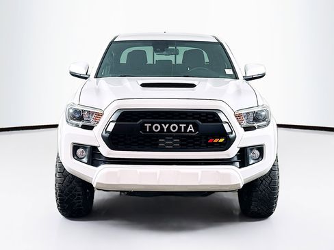 Used 2019 Toyota Tacoma TRD Sport AWD/4WD image 2