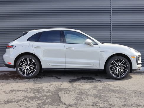 Certified 2022 Porsche Macan image 9