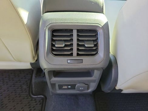 Certified 2020 Volkswagen Tiguan SE image 15