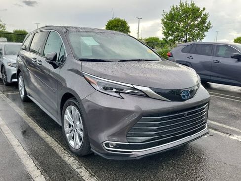 Used 2023 Toyota Sienna Platinum FWD image 2