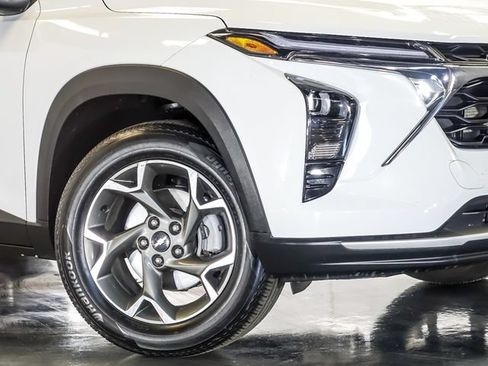 Used 2025 Chevrolet Trax LT w/ LT Convenience Package FWD image 4