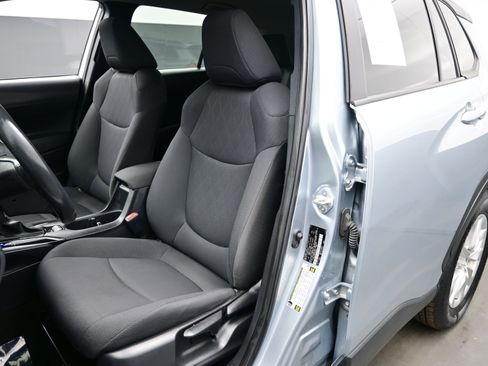 Used 2024 Toyota Corolla Cross LE image 11