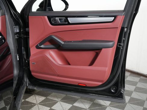 Certified 2023 Porsche Cayenne Platinum Edition image 37