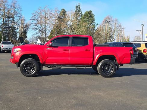 Used 2019 Toyota Tacoma TRD Sport image 6