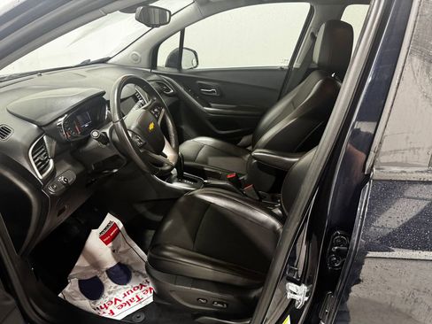 Used 2022 Chevrolet Trax LT w/ LT Convenience Package image 13