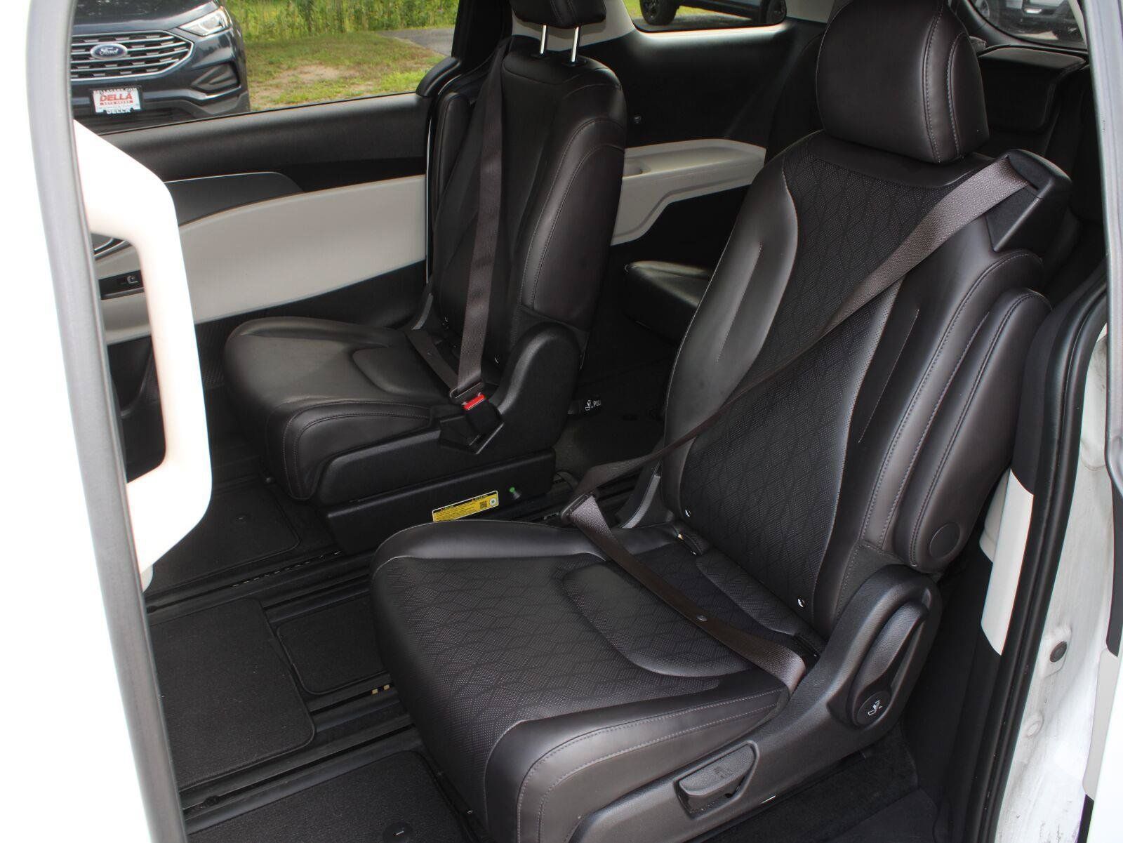 Used 2024 Kia Carnival LX FWD image 18