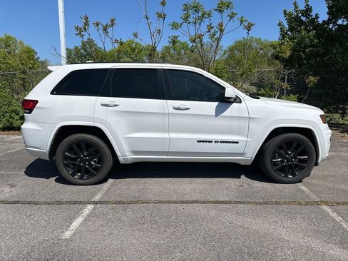 Used 2020 Jeep Grand Cherokee Altitude image 2