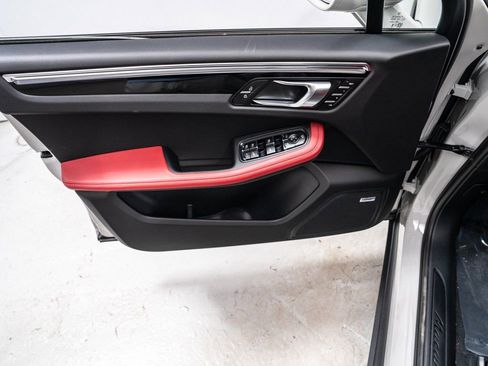 New 2026 Porsche Macan image 22