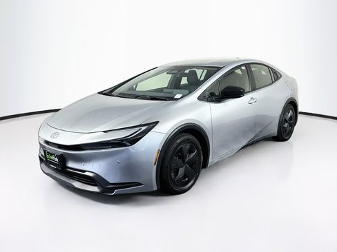 Used 2025 Toyota Prius FWD image 3