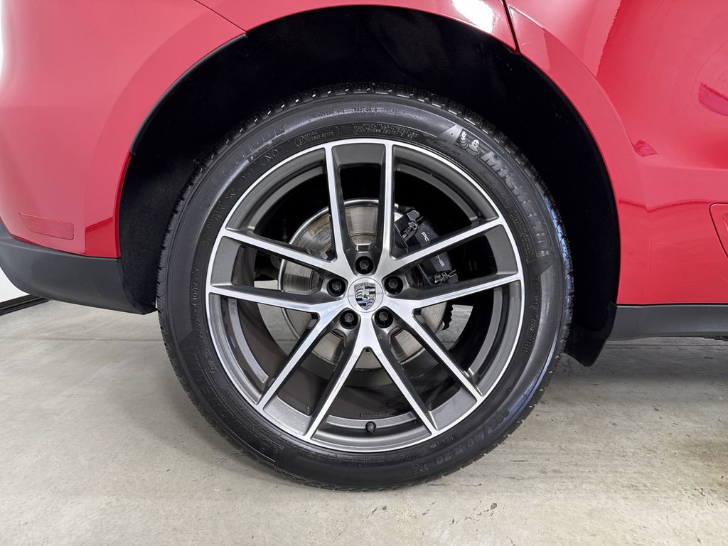 Certified 2025 Porsche Macan AWD/4WD image 16