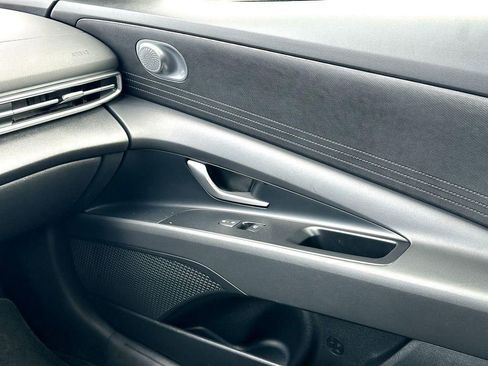 Used 2025 Hyundai Elantra Blue image 29