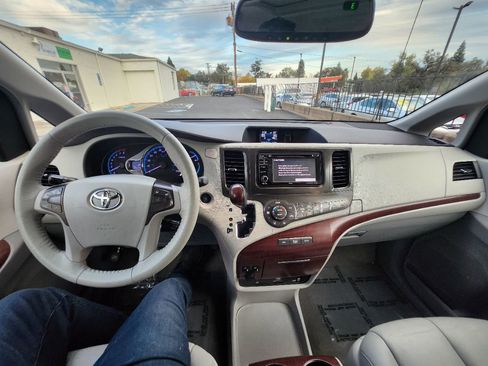 Used 2013 Toyota Sienna Limited image 16