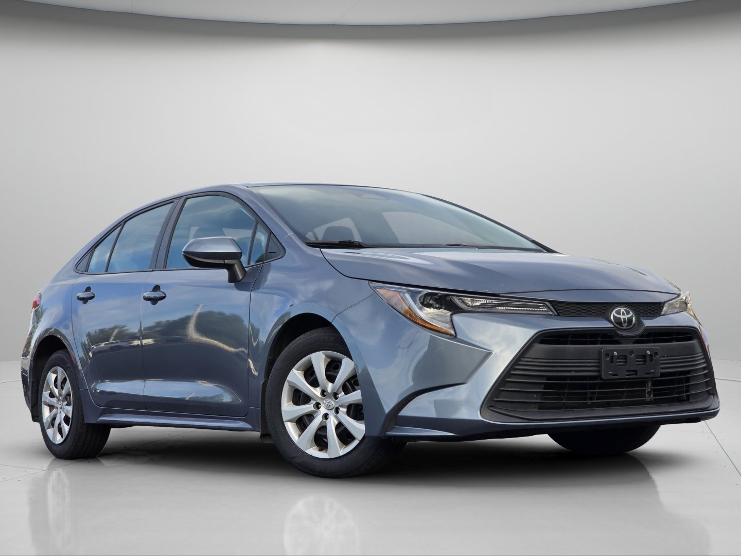 Used 2025 Toyota Corolla LE FWD image 2