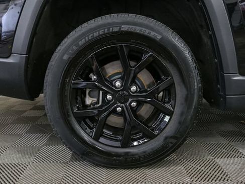 Used 2023 Jeep Grand Cherokee L Laredo AWD/4WD image 15