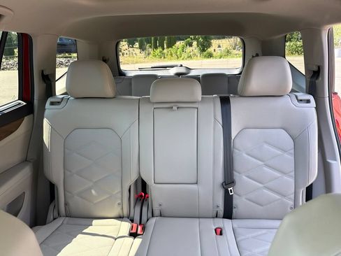 Used 2024 Volkswagen Atlas SE w/ Panoramic Sunroof Package AWD/4WD image 16