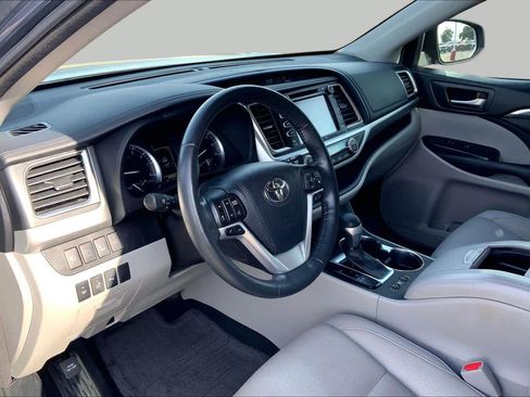 Used 2018 Toyota Highlander Limited Platinum AWD/4WD image 18