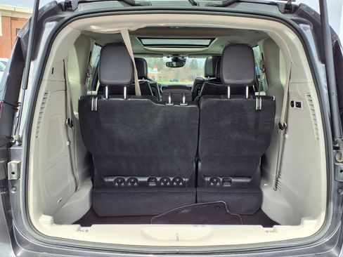 Used 2023 Chrysler Pacifica Limited w/ Uconnect Theater Family Group image 9