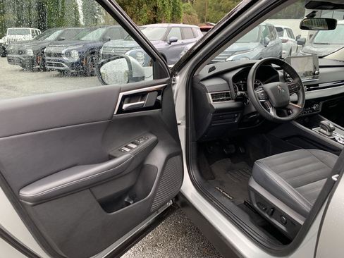 Used 2023 Mitsubishi Outlander SE image 8