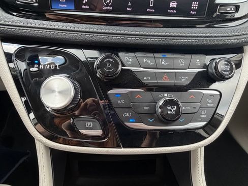 Used 2024 Chrysler Pacifica Limited FWD image 37