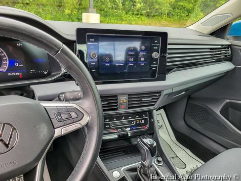 Used 2025 Volkswagen Jetta SE FWD image 20