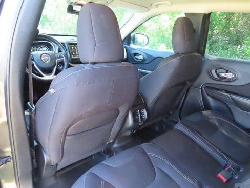 Used 2017 Jeep Cherokee Latitude w/ Comfort/Convenience Group AWD/4WD image 26