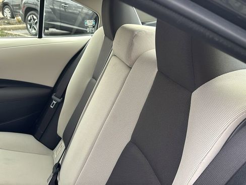 Used 2021 Toyota Corolla LE image 30