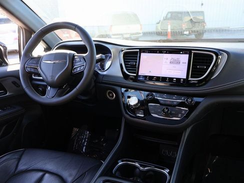 Used 2025 Chrysler Pacifica Limited image 13