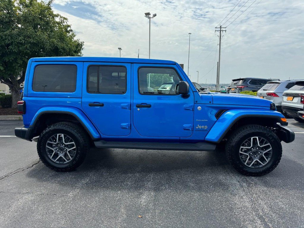 Used 2024 Jeep Wrangler Unlimited Sahara w/ Technology Group AWD/4WD image 2